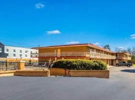 Econo Lodge Inn & Suites