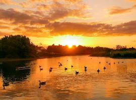 The Ultimate Romantic Cottage with Lakeside views, Cosy snuggle up Log Burner for those Movie nights, Gigantic Super Comfy Bed & the Beach almost on your doorstep! You Won't want to leave! Oh! and it's Pet Friendly too!, hotel in Mablethorpe