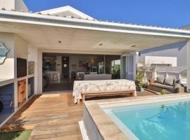Paradise Beach House with Pool and Parking, hotel in Kommetjie
