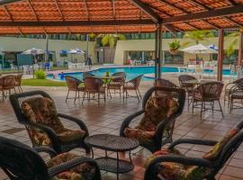 Orange Praia Hotel، فندق مع مسابح في إيتاماراكا