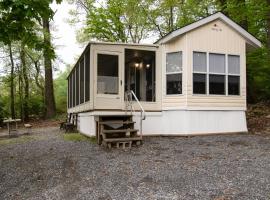 Spring Gulch Screened Park Model 6, tiny house in Mount Airy