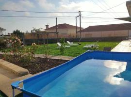 House with pool and garden in Esmoriz near Porto, cheap hotel in Esmoriz