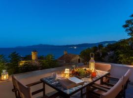 Myrsini's Castle House - Comfortable Residence with Large Balcony & Sea View، فيلا في مونيمفاسيا