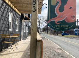 Groundswell Pub & Inn, Hotel in DʼEscousse