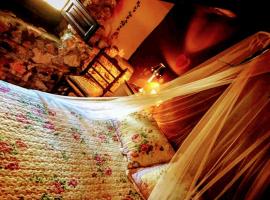 Room in Guest room - Romantic getaway to Valeria，Valeria的B&B