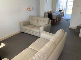 'The Rockingham' 4 double beds, Netflix TVs, WIFI, parking, hotel in Corby