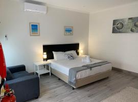 BENDIGO HIGH ST APARTMENTS with KING BED-COURTYARD-KITCHEN-REFURBISHED 2022, hotel in Bendigo