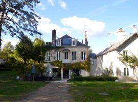 Room in Guest room - Maison lAmerique welcome you to one of their room Dogs are also welcomed、Saint-Jean-le-BlancのB&B