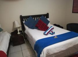 Harties Double Bed 2 Sleeper Room with Shower, hotel con piscina a Hartbeespoort