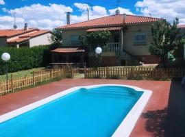 Chalet piscina privada Salamanca, hotel ieftin din Calvarrasa de Abajo