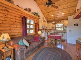 Quaint Williams Cabin Near Grand Canyon, hótel í Williams