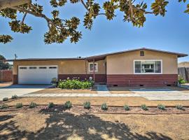 Oceanside Home with Yard Less Than 2 Miles to Beach and Pier!, ξενοδοχείο με σπα σε Οσιανσάιντ