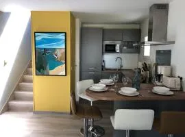 Appartement rénové en duplex à proximité du centre、ル・パレのアパートメント