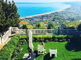 SECRET GARDEN - Suites & Apartments, hotell sihtkohas Vasto