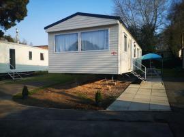 41 Orchard Bank, 3 bed, Rockley Park Poole, отель в Пуле, рядом находится Hamworthy Railway Station