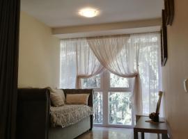 Family-friendly 2 rooms apartment with view to a forest, hotel em Juodkrantė