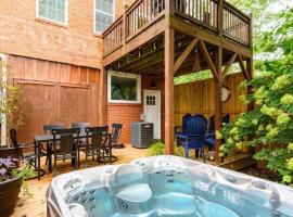 Saluda Proper Downtown Saluda contemporary downtown Mountain Luxury HOT TUB TIEC، مكان عطلات للإيجار في Saluda