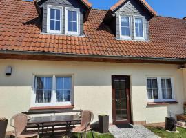 Lacky - kleines Familienreihenmittelhaus in Grieben Hiddensee, hotel in Grieben