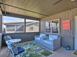 Resort Cabin with Nearby Pool and Lake Access!, hotel v destinaci Lampe