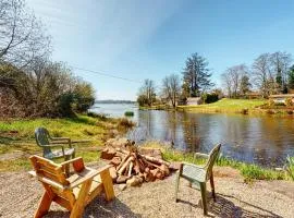 Charming Lakefront Home with Private Hot Tub and High Speed WiFi