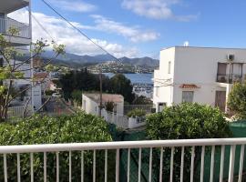 Planta baixa amb jardí i vistes al mar, hotel v destinácii Llança