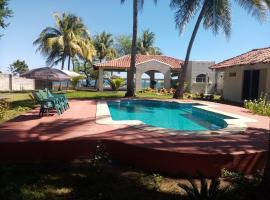 La Ceja Beach House บ้านพักในEl Tamarindo