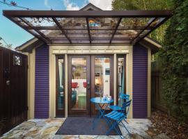 Secluded 2 Bdm Patio Villa Right By All The Action, hotel in Portland