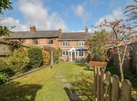 Poppy Cottage, hotel with parking in Charlton Marshall