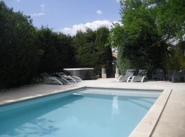 Gîte de charme piscine et SPA en Provence, קוטג' בMéthamis