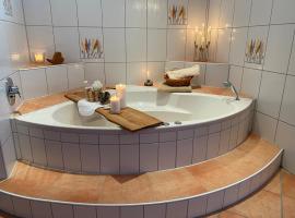 Private Spa mit Sauna und Whirlpool, budgethotell i Schrozberg