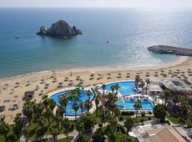 Sandy Beach Hotel & Resort, hótel í Al Aqah