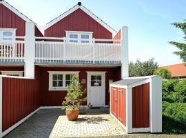 4 person holiday home in Bl vand, hotel in zona Tirpitz Museum, Blåvand