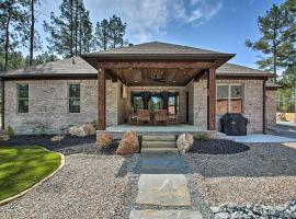 Greenside Bunker with Fire Pit on Golf Course!, casa vacacional en Owensville