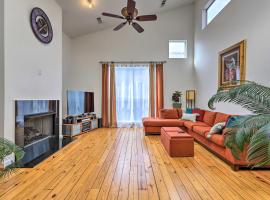 Airy Atlanta Townhome with Patio 3 Mi to Dtwn!, nh&agrave; nghỉ dưỡng ở Atlanta
