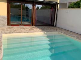 Appartamento in villa con piscina a 700m dal mare, hotel v destinaci Lendinuso