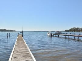 Lake Macquaries' Edgewater Escape at Morisset Memories, holiday home in Morisset