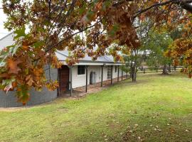 Malolo Park Guest House, hotel i Quorrobolong