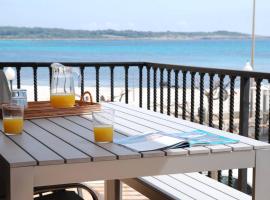 Beach house S'Illot, hotel na praia em S'Illot