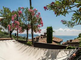 La Loggia - vista lago e terrazza, hotel med parkering i Gardone Riviera