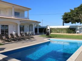 Casa Alves - Villa with private heated swimming pool – domek wiejski w mieście Olhos de Água