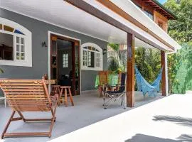 Casa com jardim e varanda em Ilhabela