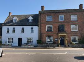 The Ilchester Arms Hotel, Ilchester Somerset、にあるRAF Yeovilton - YEOの周辺ホテル