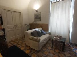 Room in Villa - dimora aganoor business suite, ubytování v soukromí v destinaci Cava deʼ Tirreni