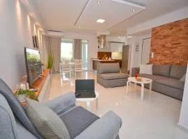 Potamos Deluxe White Apartment