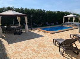 Fullhouse Apartmanház，位于扎马迪的酒店