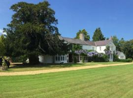 Glyn Isa Country House B&B and self catering Lodge, country house in Conwy