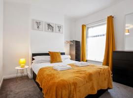 Staywhenever LS- 4 Bedroom House, King Size Beds, Sleeps 9, hotel with parking in Stoke on Trent