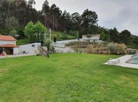 Quinta da Tormenta -14 pessoas- Cabeceiras de Basto 2 casas e piscina privada, room in Cabeceiras de Basto