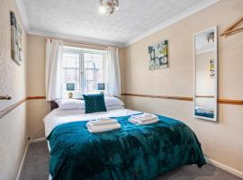 Staywhenever MS- 4 Bedroom House, King Size Beds, Sleeps 9, feriebolig i Stoke on Trent