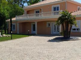 VILLA DES CHENES, hotel cu parcare din Saint-Doulchard